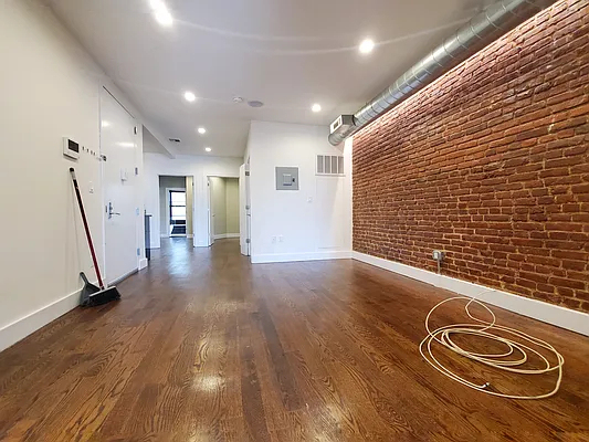585 Franklin Avenue - Photo 2