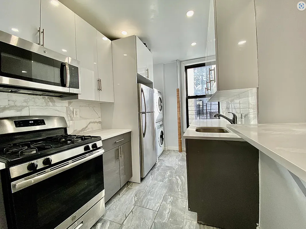 70 Post Avenue - Photo 0