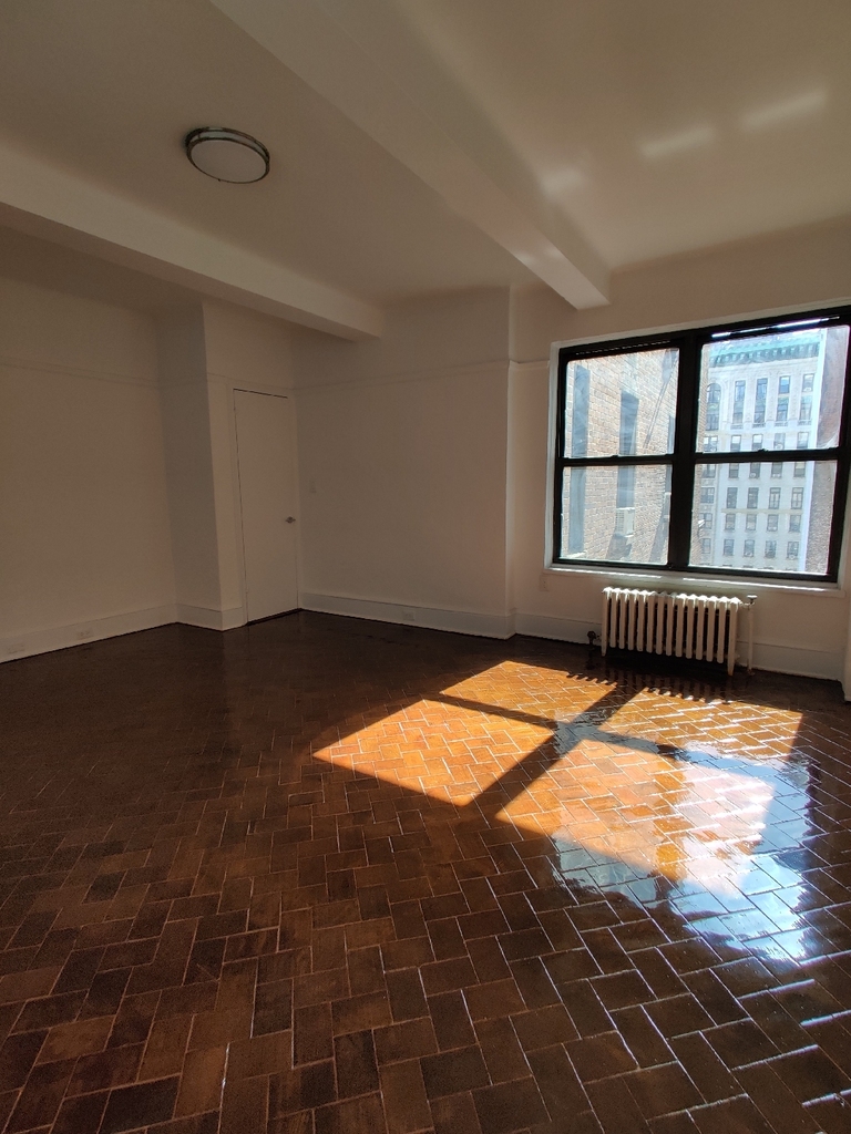 72/Broadway - Photo 2