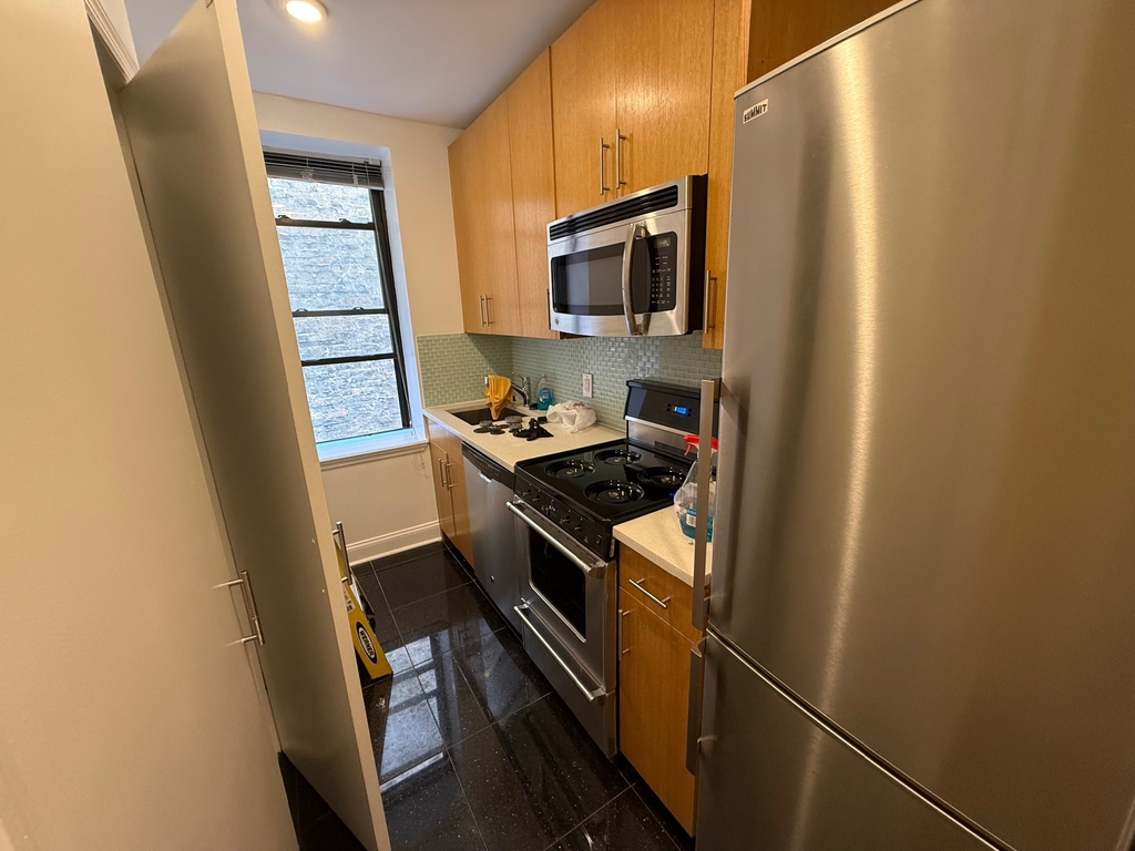 326 East 58th Street - Photo 5