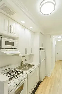 326 East 58th Street - Photo 3