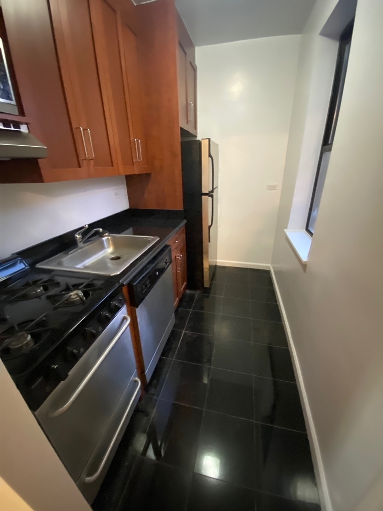York Avenue - Photo 2
