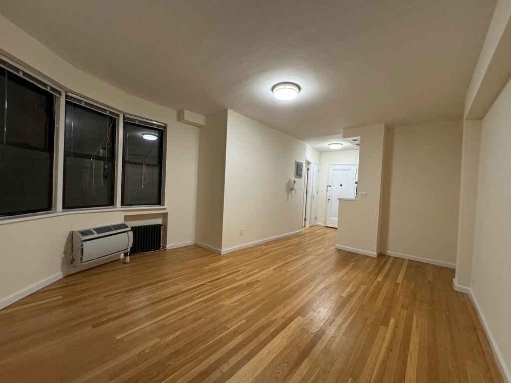 York Avenue - Photo 0
