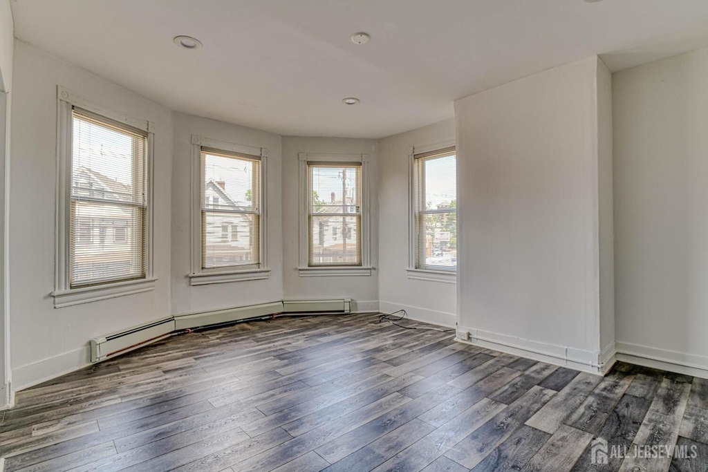 212 Easton Avenue - Photo 3