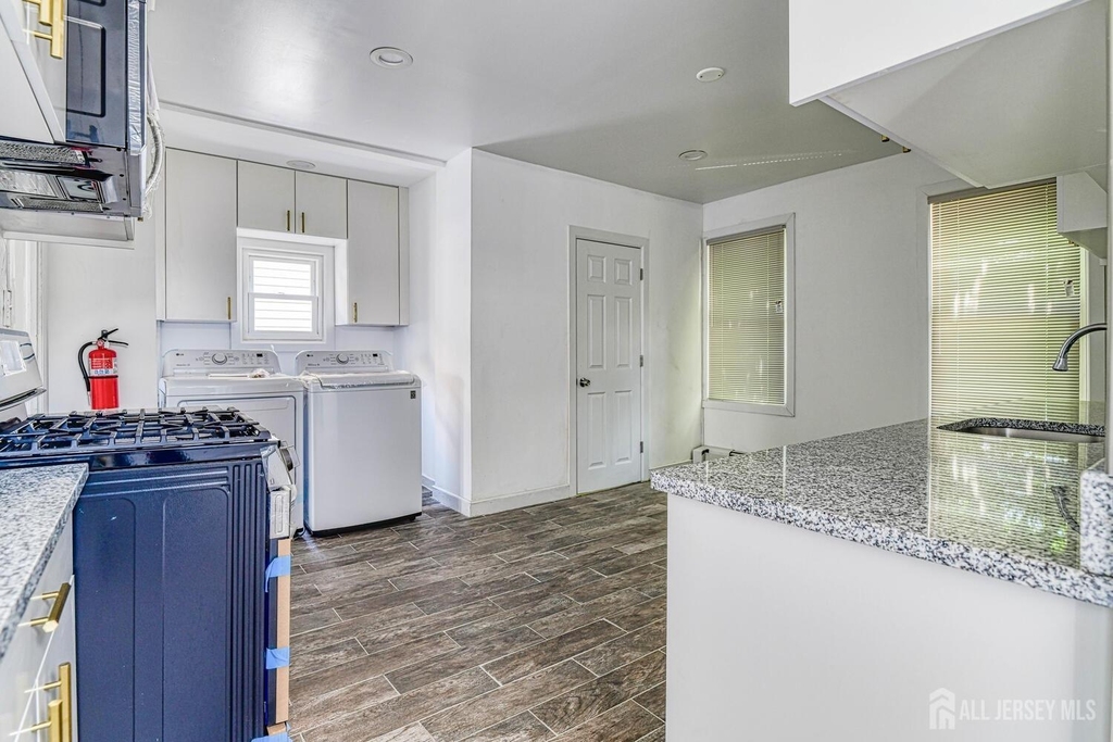 212 Easton Avenue - Photo 12