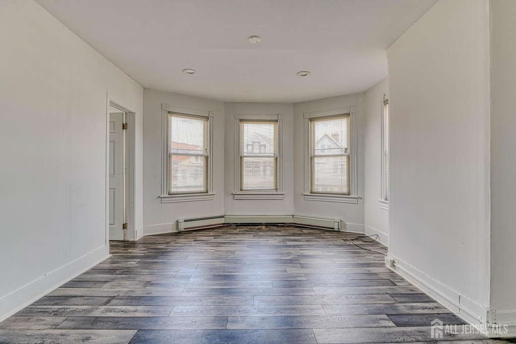 212 Easton Avenue - Photo 4