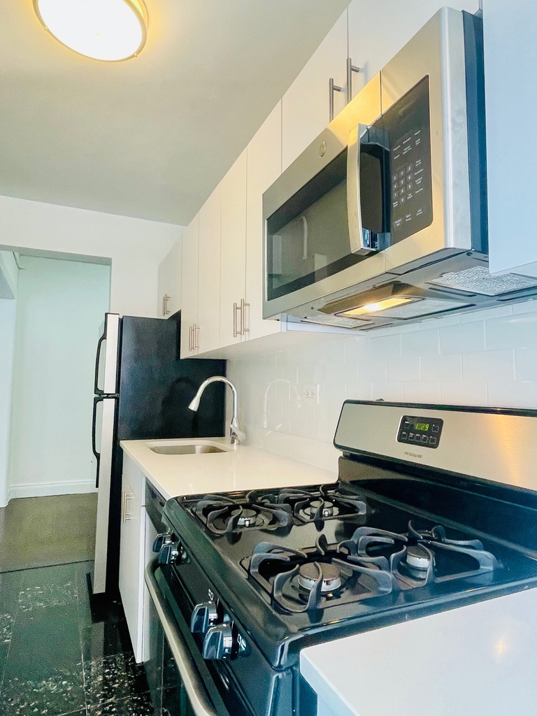 W 55th Street - Photo 6
