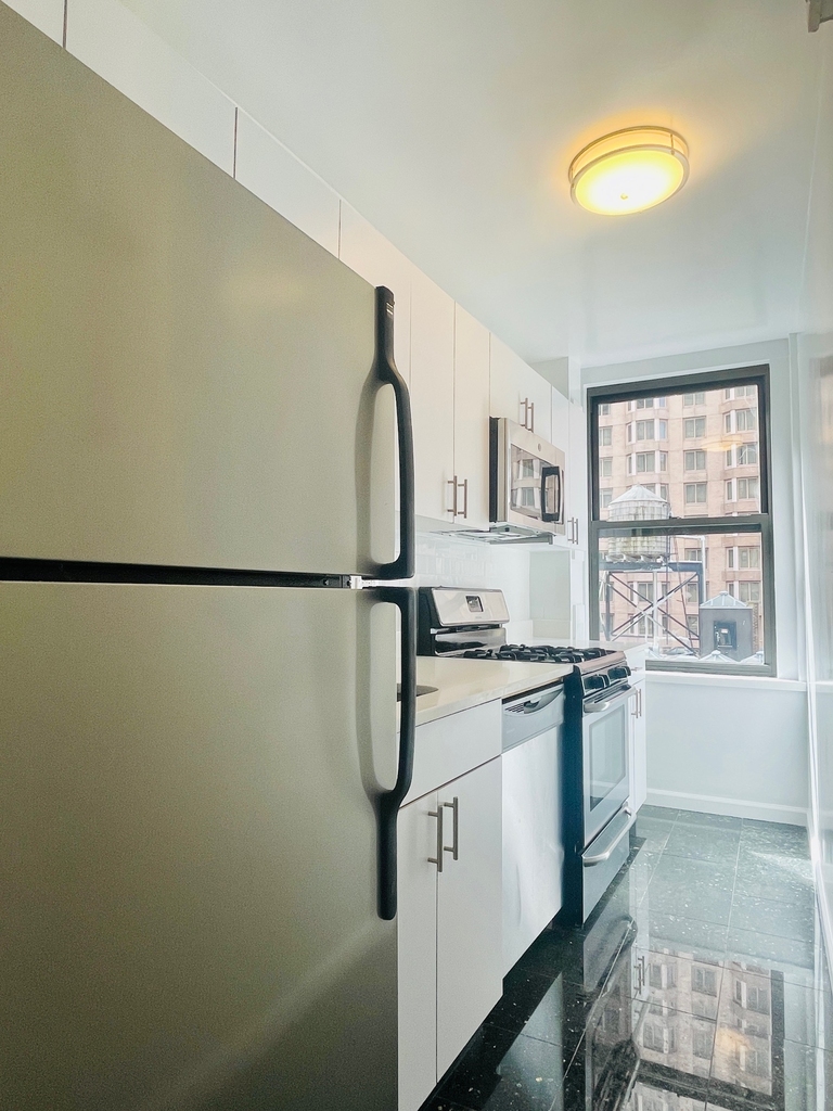 W 55th Street - Photo 5