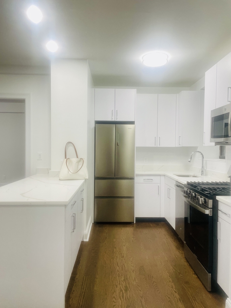 W 55th Street - Photo 4