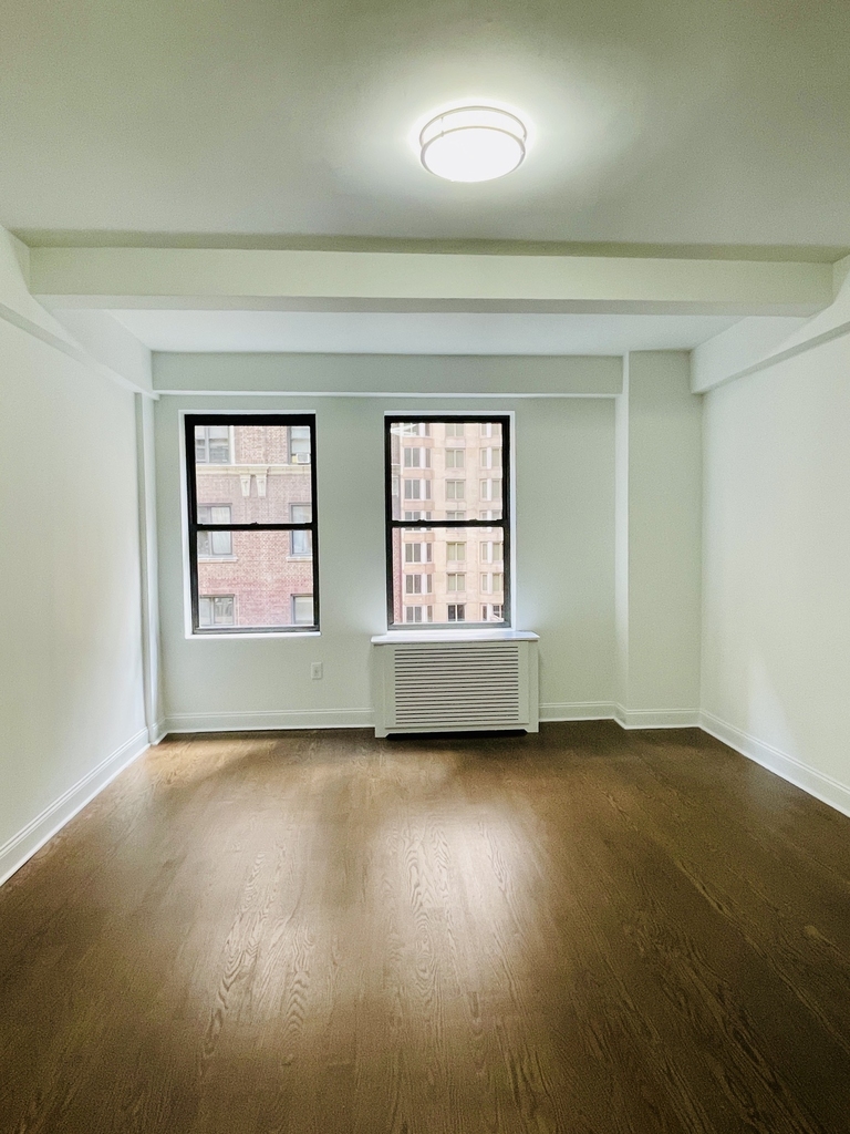 W 55th Street - Photo 6
