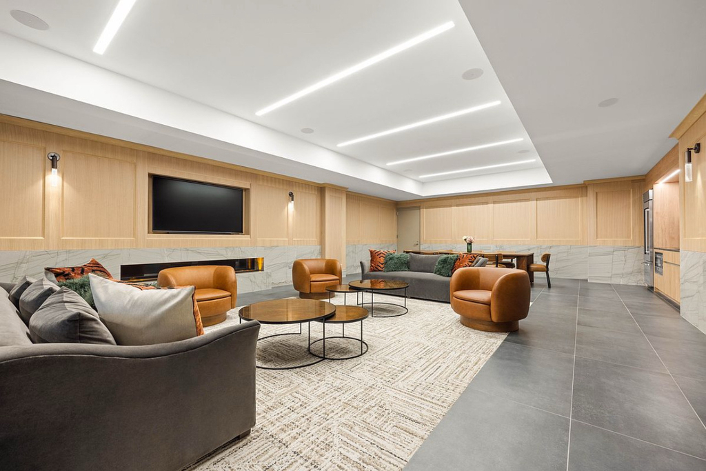 East 83rd Street - Photo 14