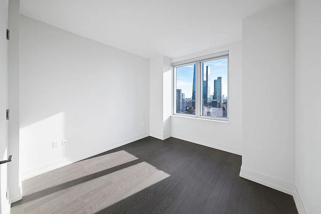 555 10th Avenue - Photo 5
