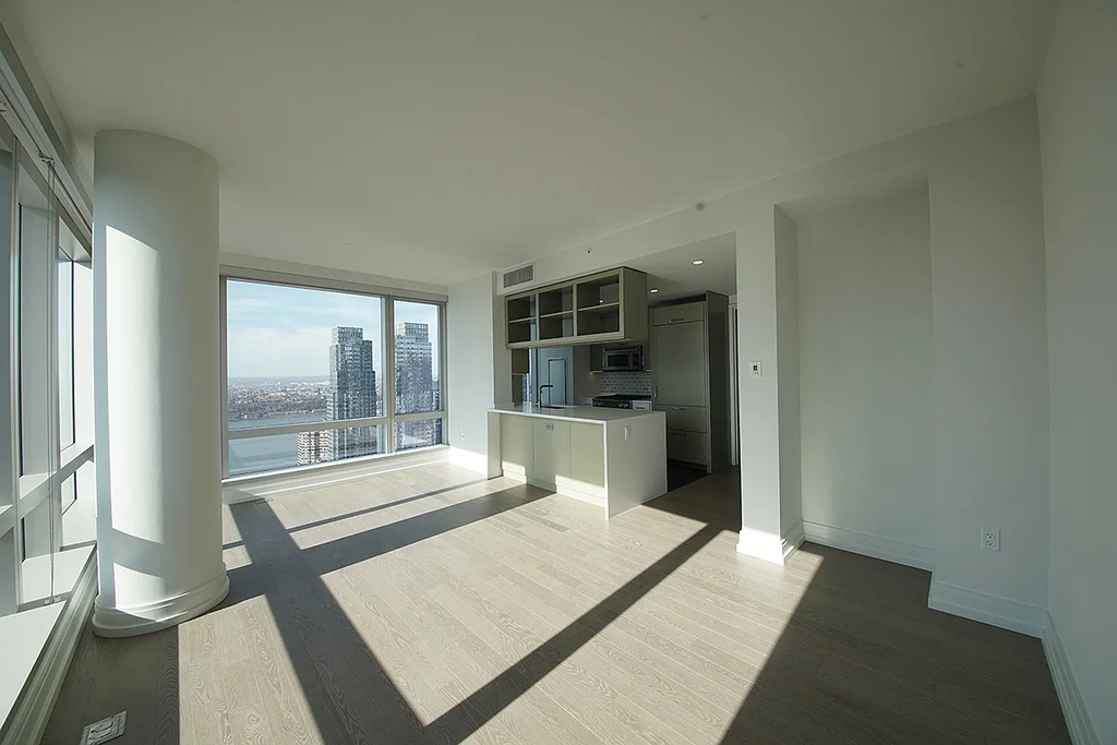 555 10th Avenue - Photo 0