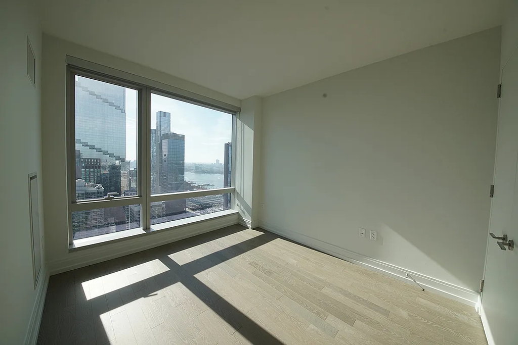 555 10th Avenue - Photo 6