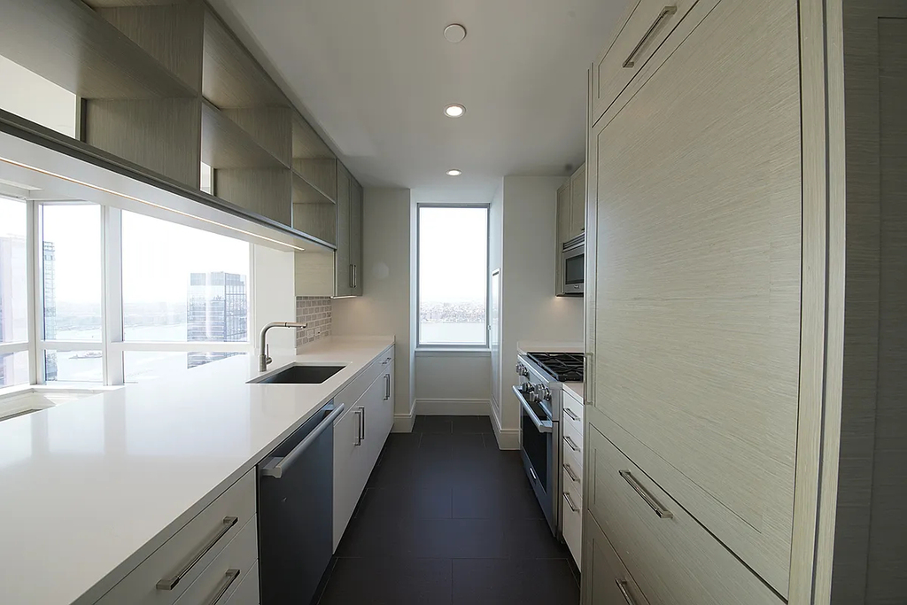 555 10th Avenue - Photo 1