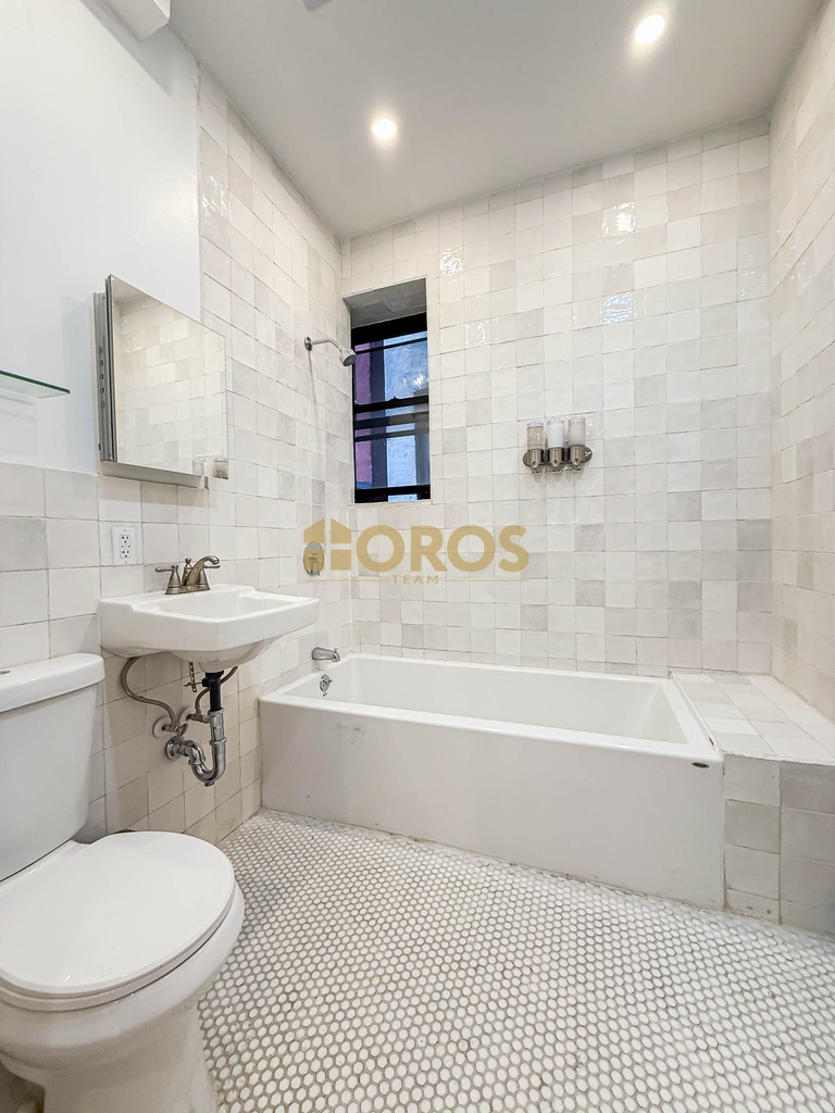 322 East 11th Street - Photo 5