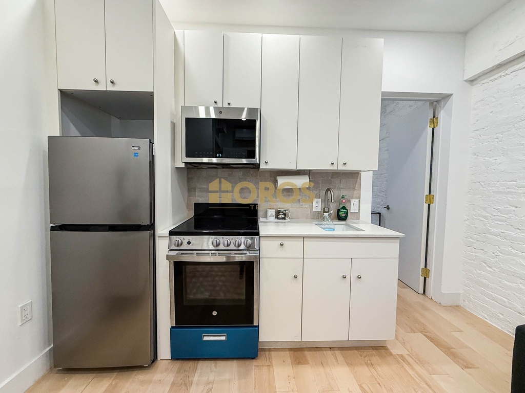322 East 11th Street - Photo 2