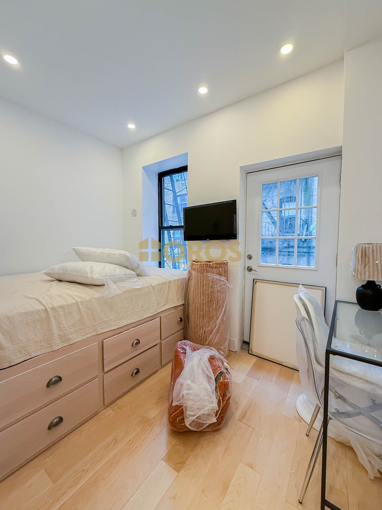322 East 11th Street - Photo 1