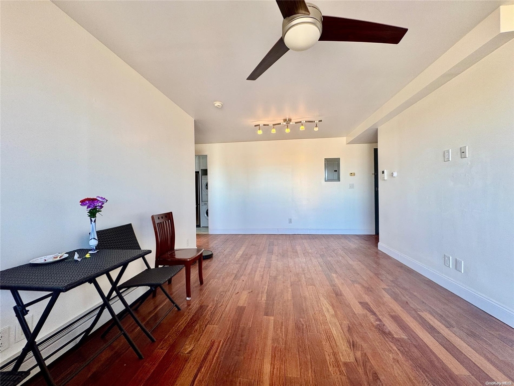 132-26 Avery Avenue - Photo 2