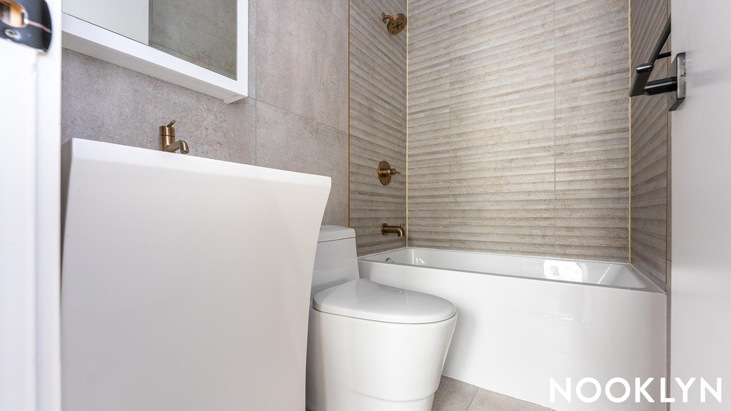 90 Manhattan Avenue - Photo 4