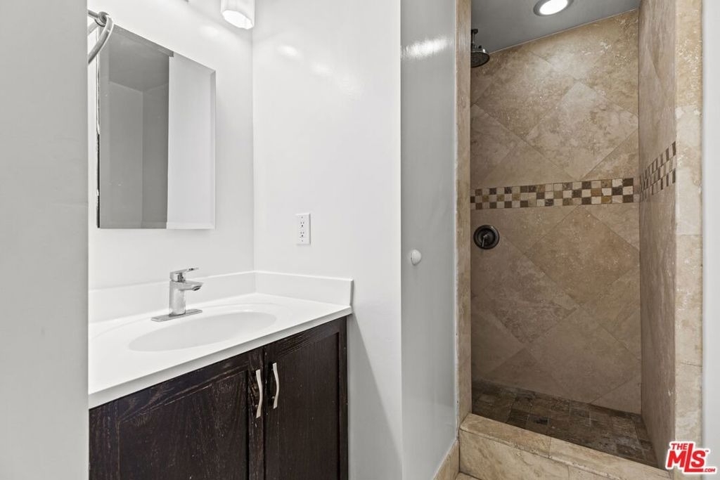1033 6th Street - Photo 4