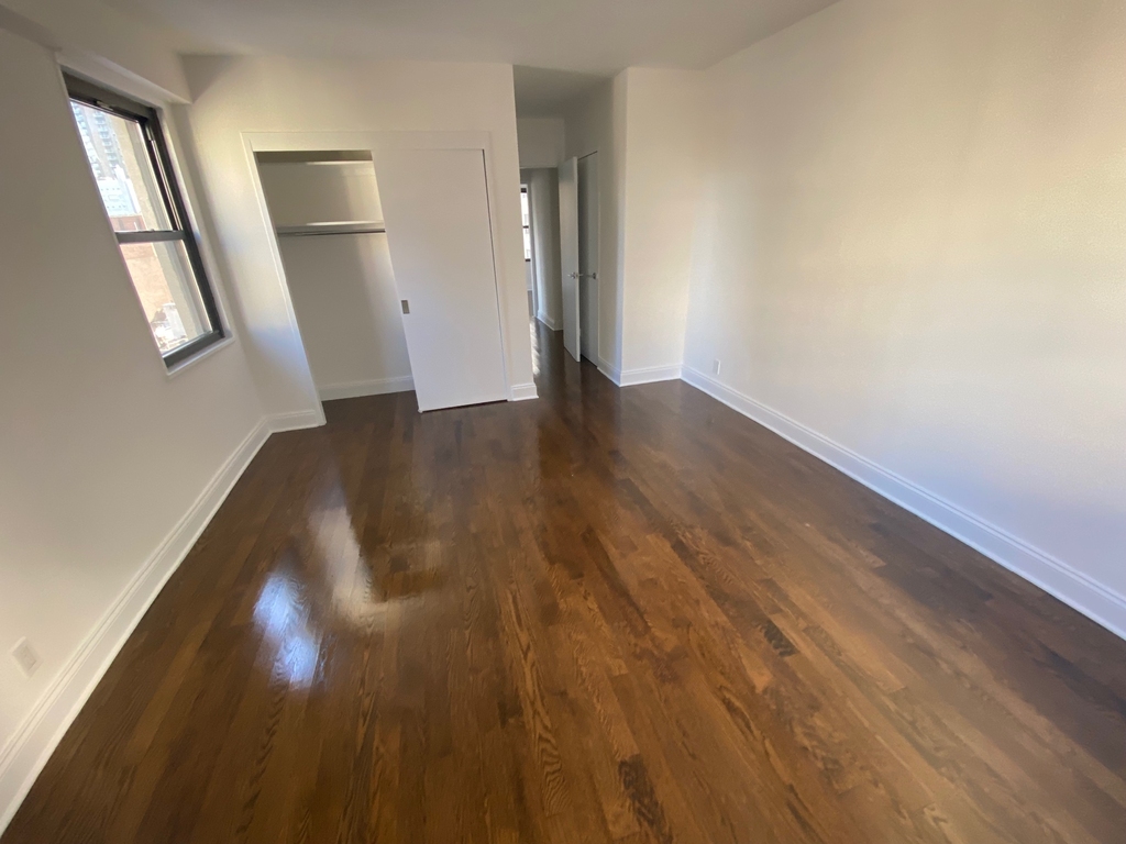 East 89th Street - Photo 10