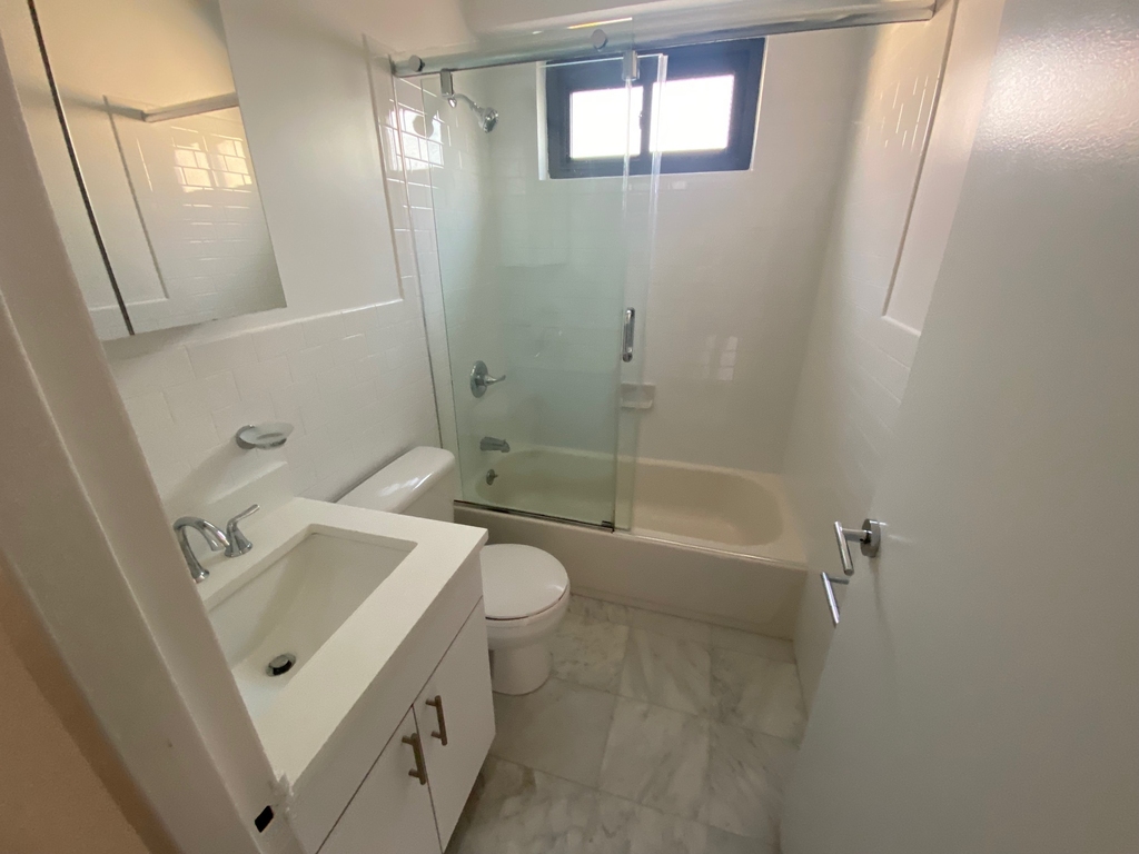 East 89th Street - Photo 12