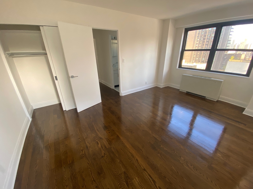 East 89th Street - Photo 14