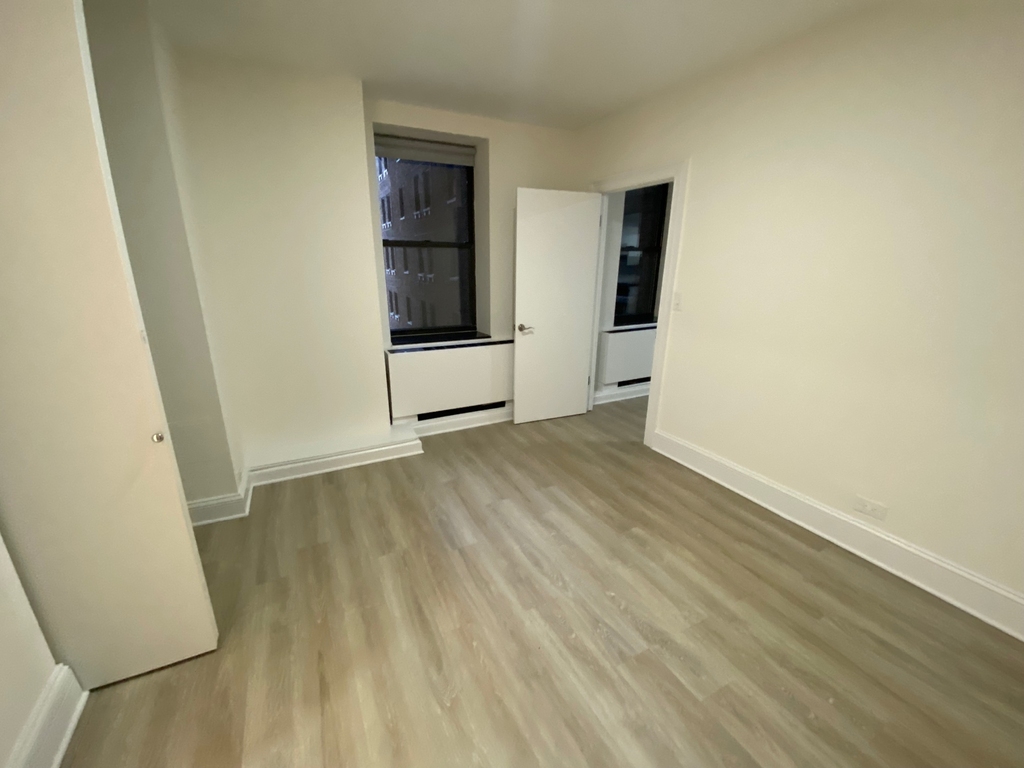 West 34th Street - Photo 3