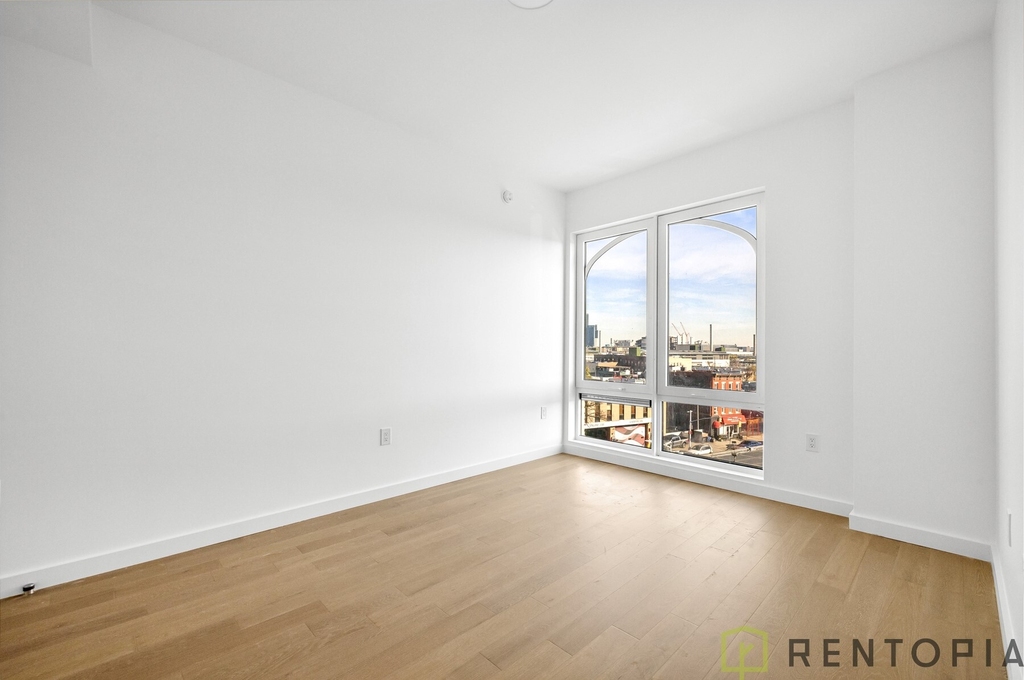 210 Greenpoint Avenue - Photo 5
