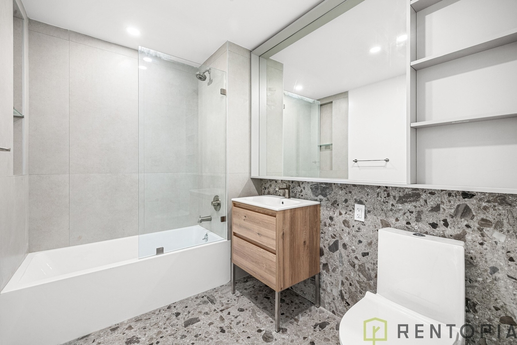 210 Greenpoint Avenue - Photo 8