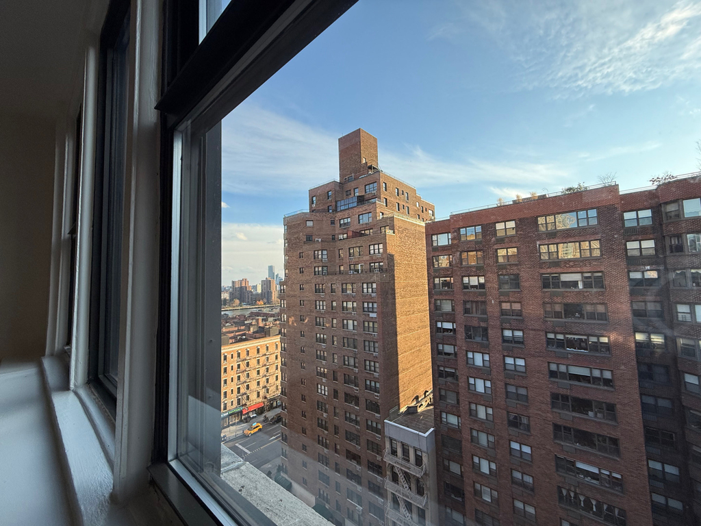 435 East 79th Street - Photo 9