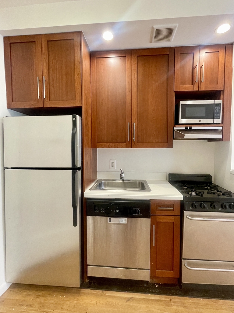 1680 York Avenue - Photo 3