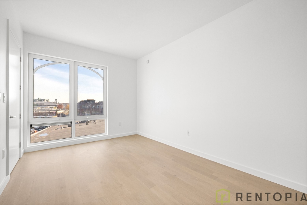 210 Greenpoint Avenue - Photo 4
