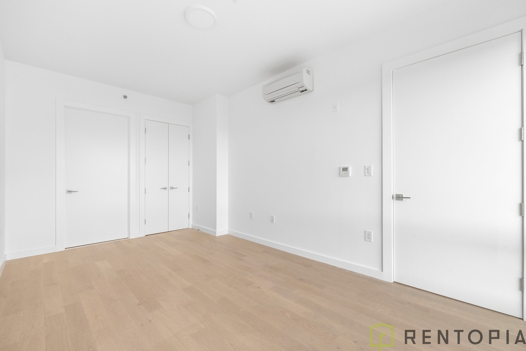 210 Greenpoint Avenue - Photo 5