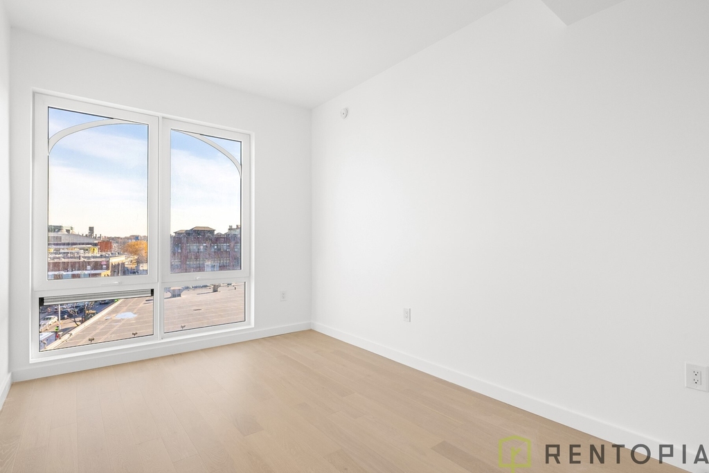 210 Greenpoint Avenue - Photo 9