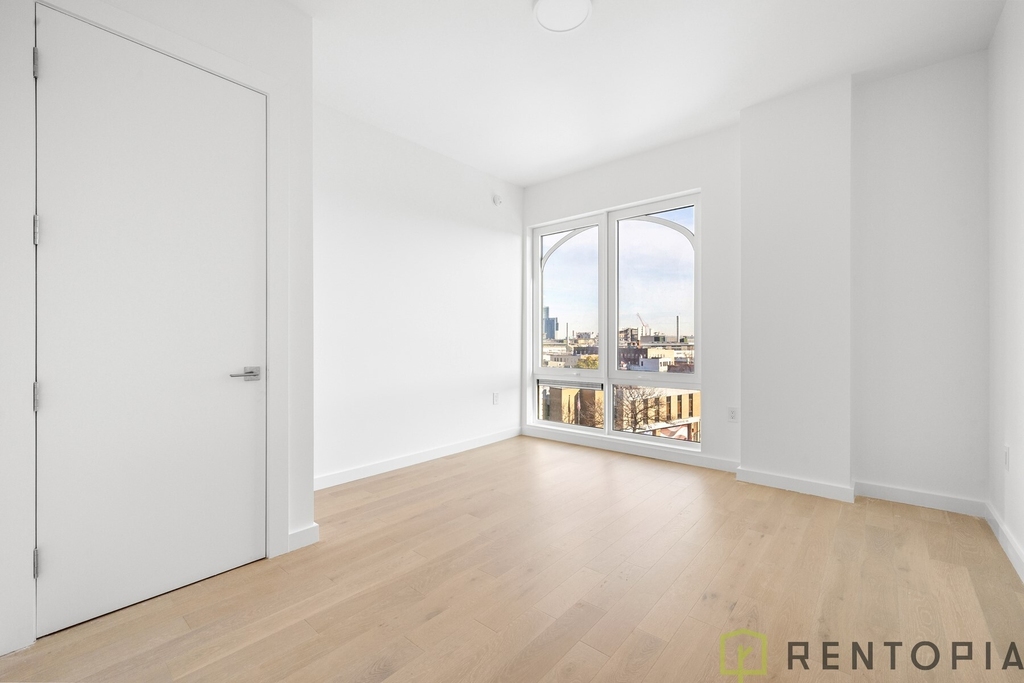 210 Greenpoint Avenue - Photo 7