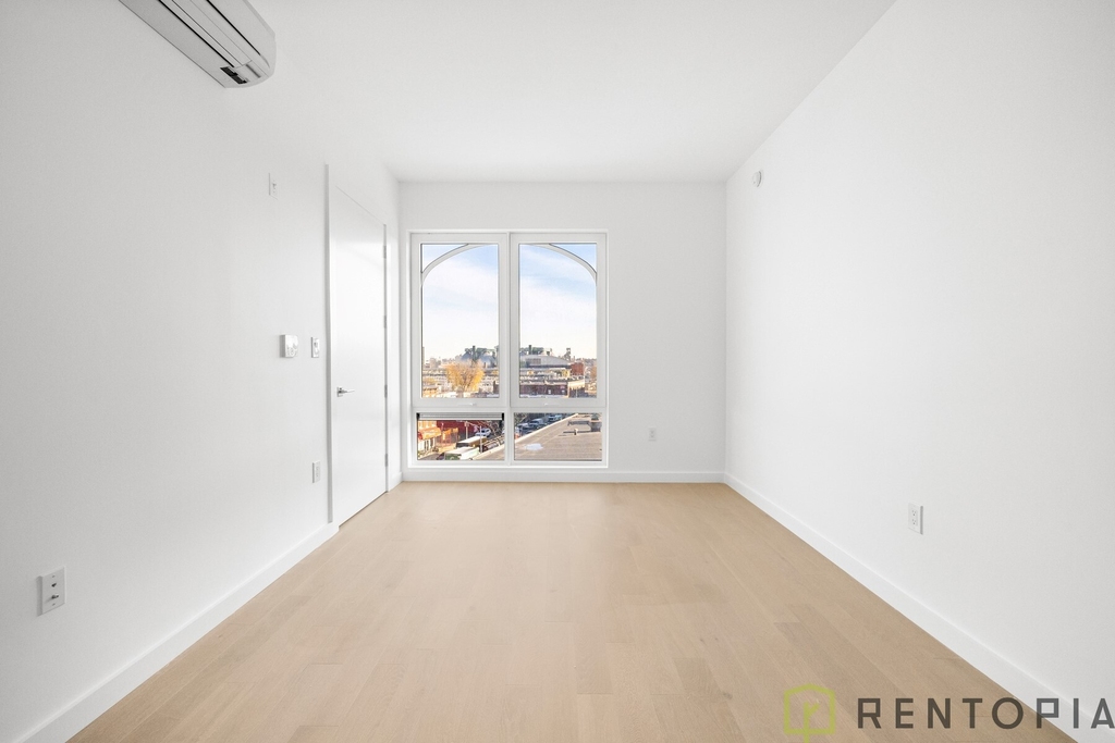 210 Greenpoint Avenue - Photo 8