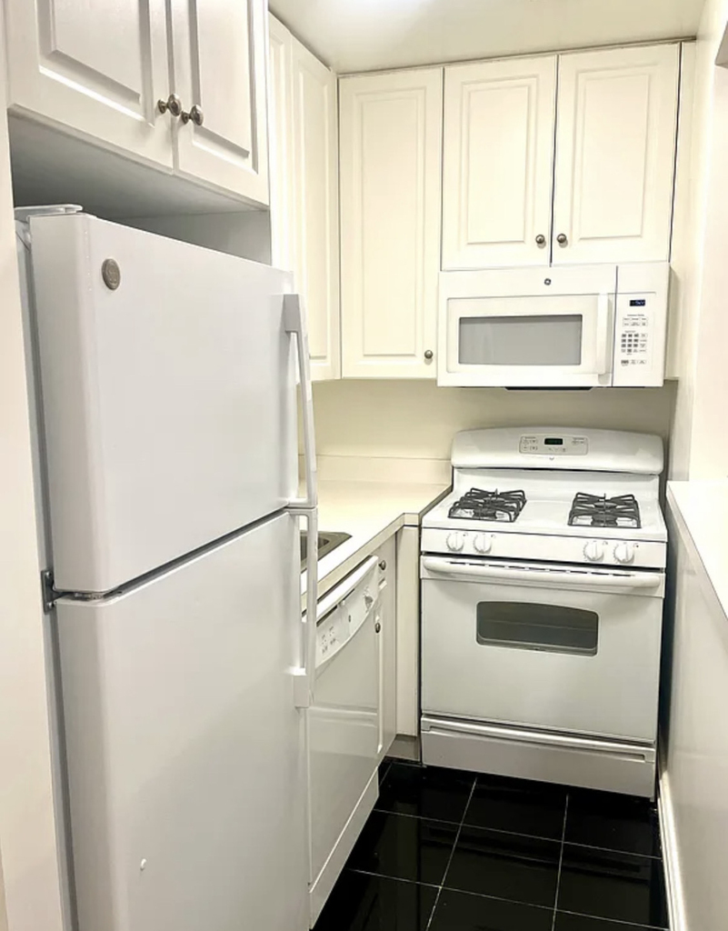 1680 York Avenue - Photo 2