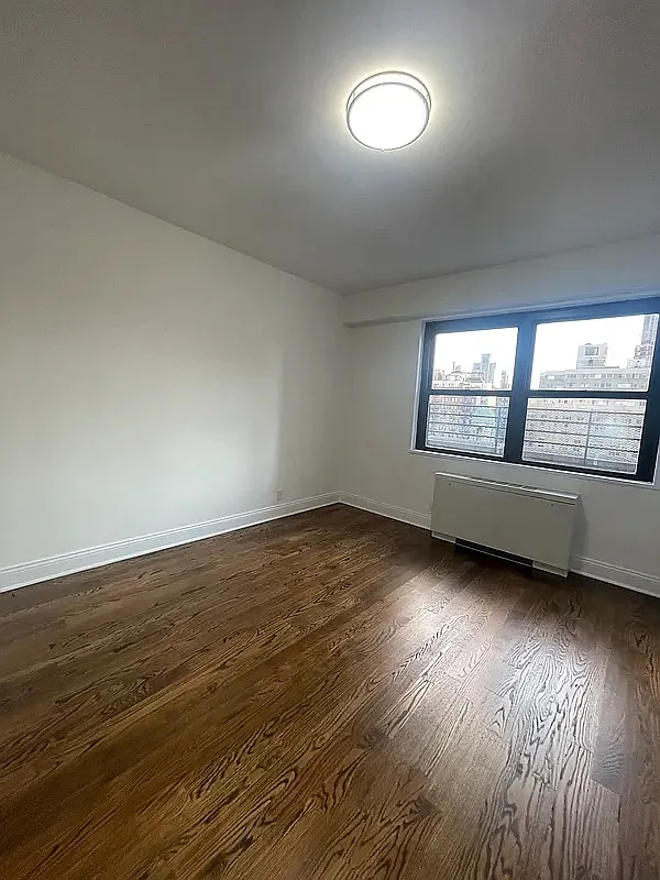 East 89th Street - Photo 14