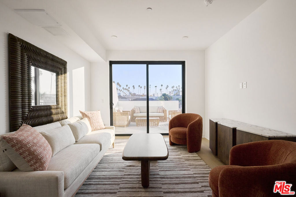 3977 Beverly Boulevard - Photo 3