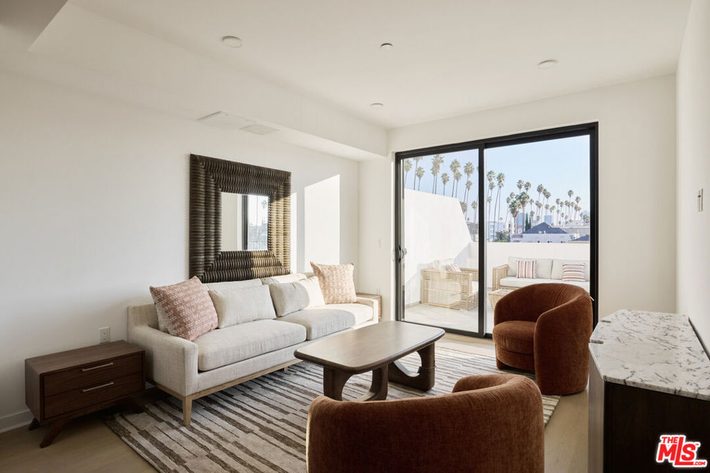 3977 Beverly Boulevard - Photo 2