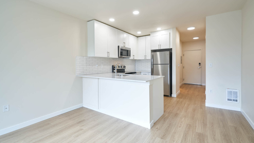 810 12th Avenue - Photo 8