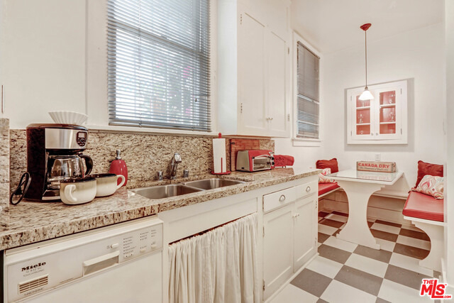 617 N Plymouth Boulevard - Photo 11