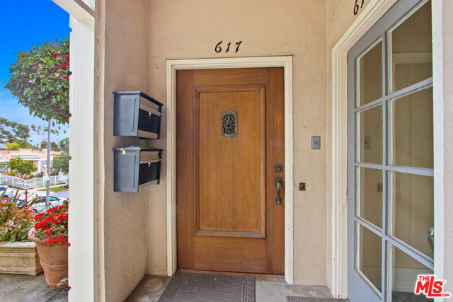 617 N Plymouth Boulevard - Photo 2