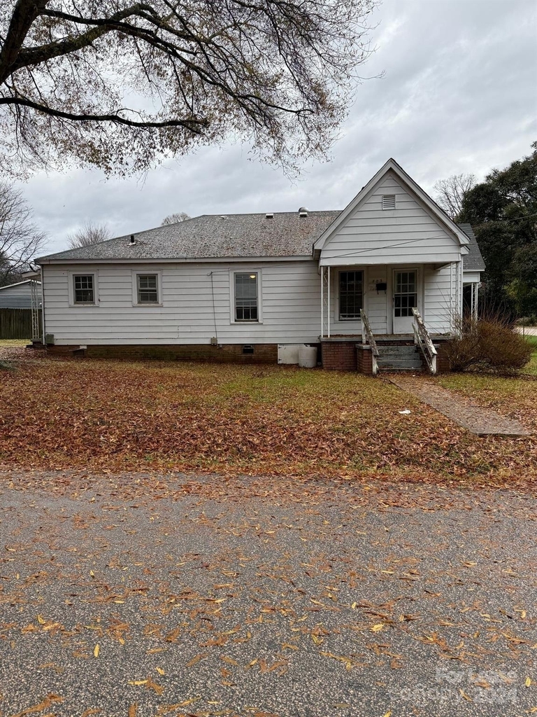 703 Louise Street - Photo 0