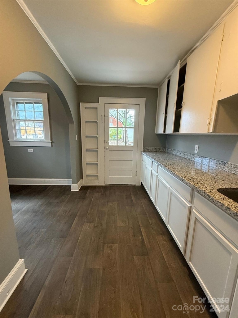 703 Louise Street - Photo 4