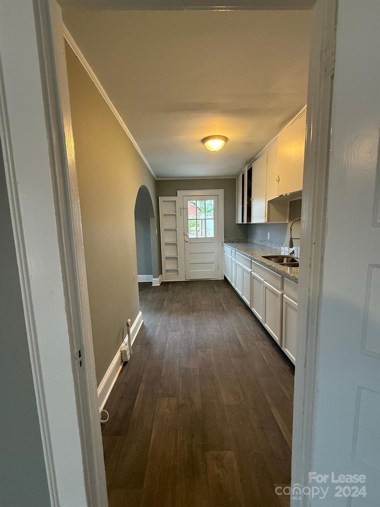 703 Louise Street - Photo 2