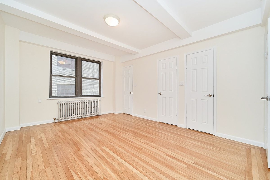West 101st St - Photo 5