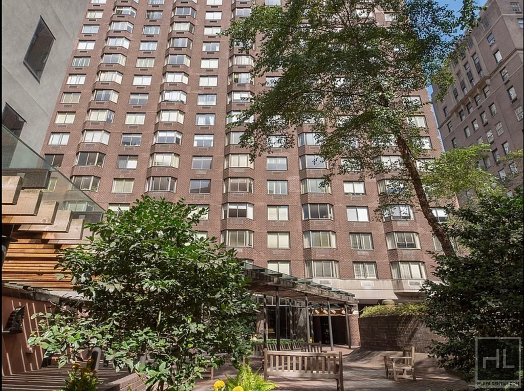 East 52nd Street - Photo 5